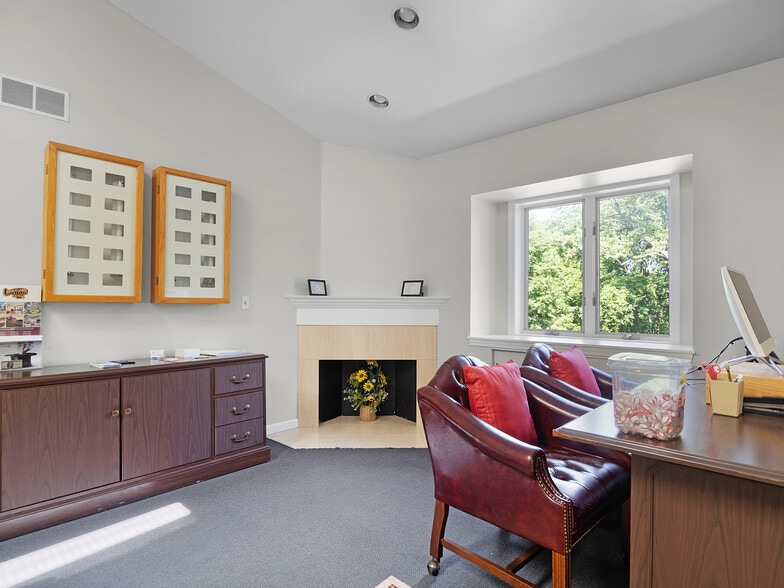 More Photos Of 644 E Main St, Palmyra Office For Sale