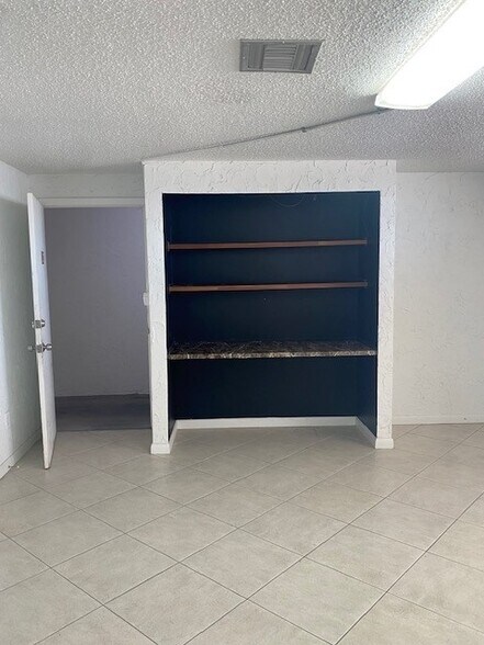 More Photos Of 5800 Houchin St, Naples Self Storage For Lease