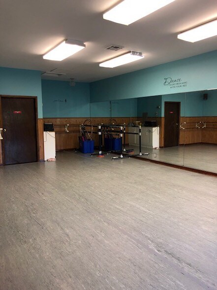 More Photos Of 55 N County Line Rd, Jackson Office For Lease