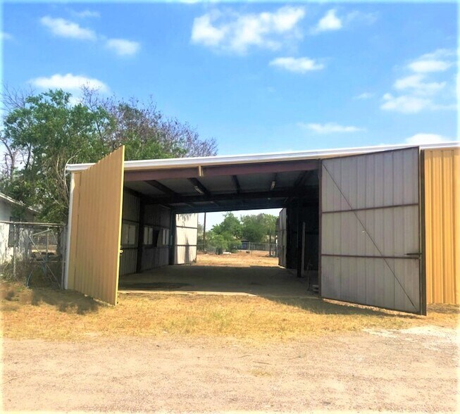 More Photos Of 504 N 2nd St, Carrizo Springs Warehouse For Sale