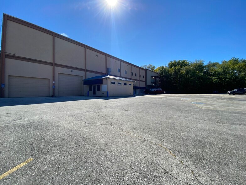 More Photos Of 2887 N College Ave, Fayetteville Warehouse For Lease