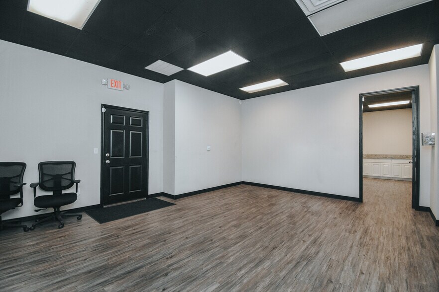More Photos Of 13102 N Navarro St, Victoria Flex For Lease