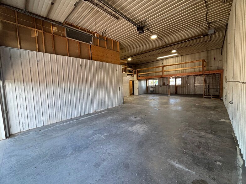 More Photos Of 114 Rock Rd, Belgrade Industrial For Lease