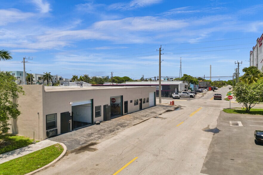 More Photos Of 828 NW 1st St, Fort Lauderdale Service For Sale