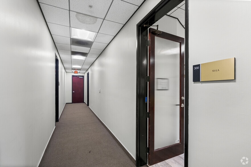 More Photos Of 14925-14945 Ventura Blvd, Sherman Oaks Office For Lease