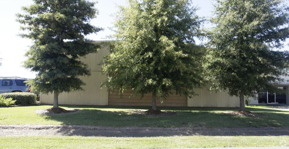 More Photos Of 104 Row 2, Lafayette Light Distribution For Lease