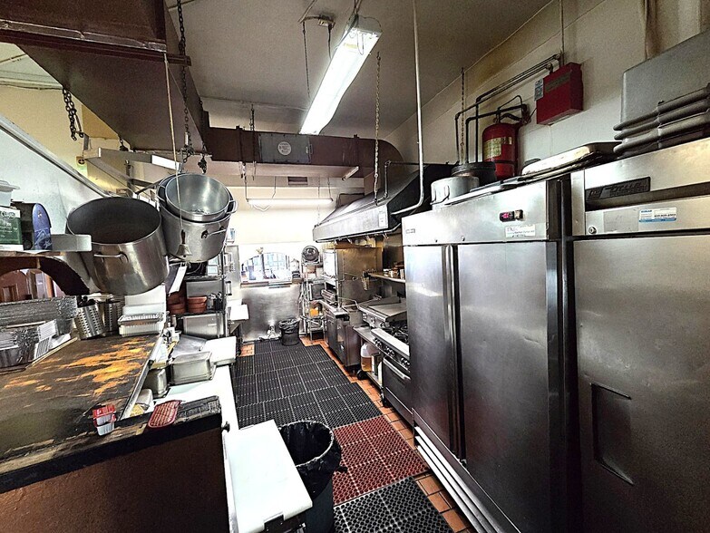 More Photos Of 2914 N Clark St, Chicago Apartments For Lease