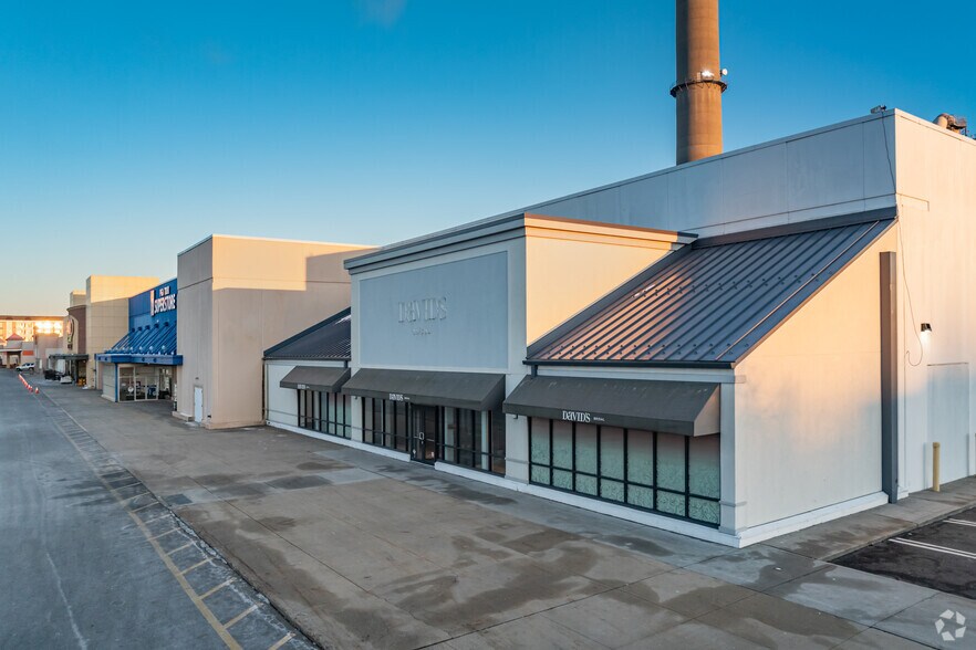 More Photos Of 1250 Corporate Dr, Westbury Unknown For Lease