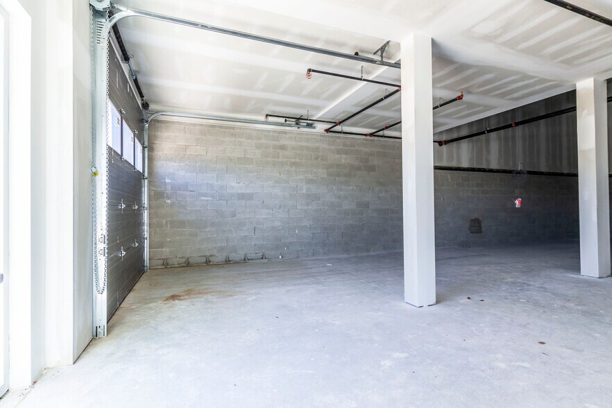 More Photos Of 585 Hanlon Creek Blvd, Guelph Showroom For Sale