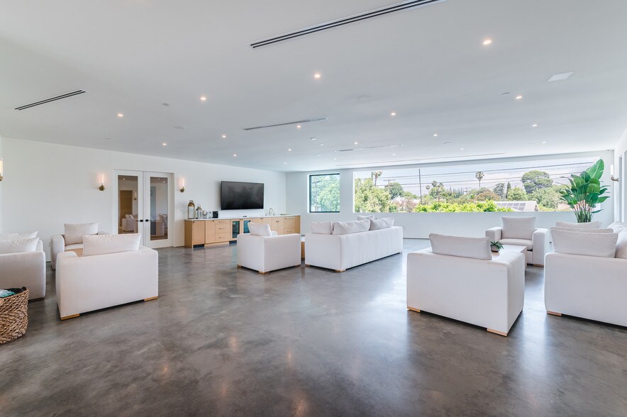 More Photos Of 2211 W Burbank Blvd, Burbank Office For Sale