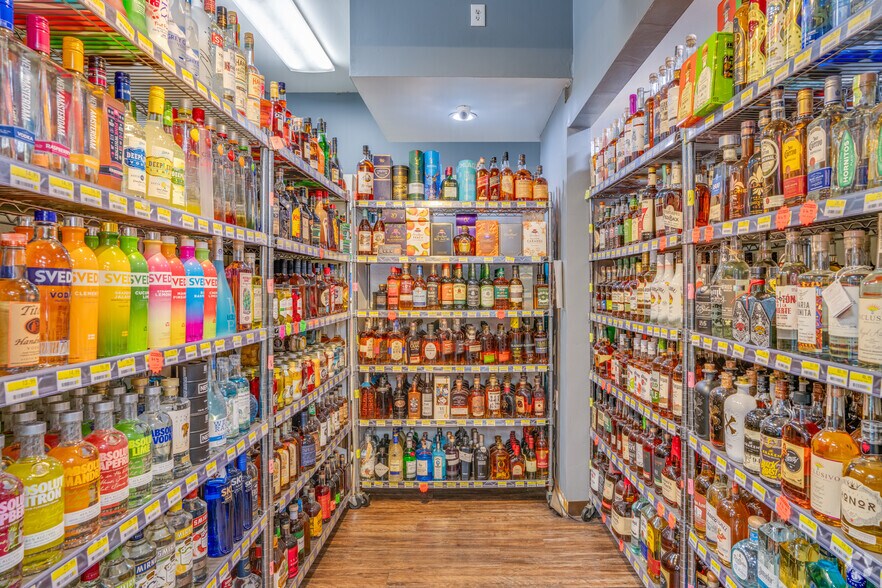 More Photos Of 2325 S Woodlands Village Blvd, Flagstaff Service Station For Sale