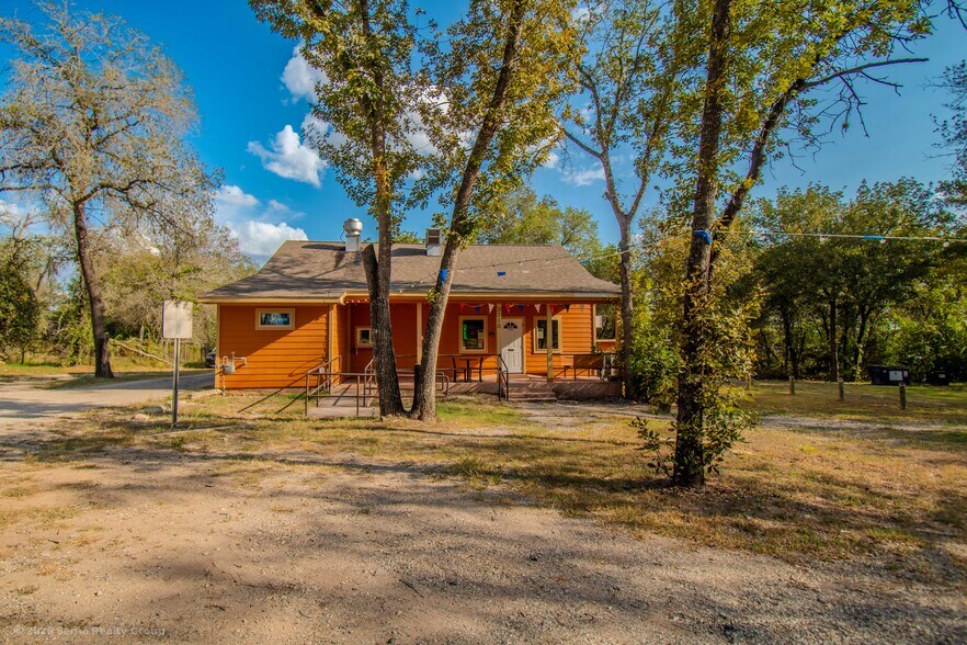 More Photos Of 3710 Waterwood Pass, Elmendorf Restaurant For Sale