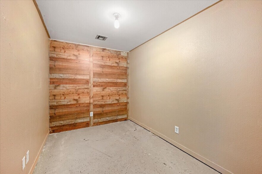More Photos Of 339 W D St, Lemoore Storefront For Sale