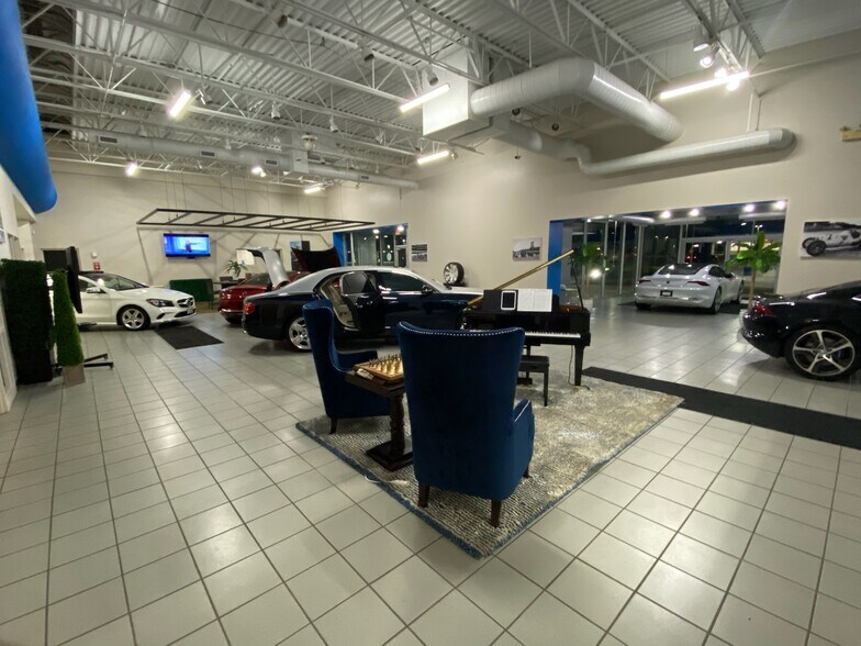 More Photos Of 5333 W Pike Plaza Rd, Indianapolis Auto Dealership For Sale