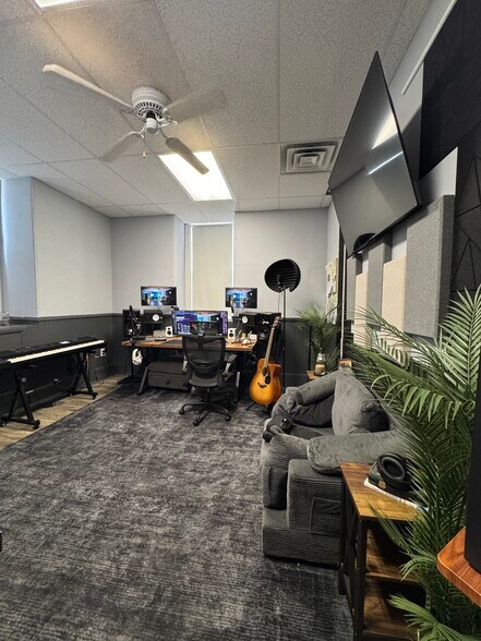 More Photos Of 8 N Broadway, Pitman Medical For Lease