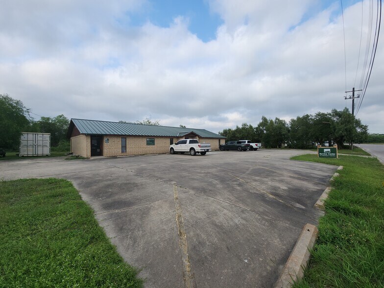 More Photos Of 603 E Empresario St, Refugio Office For Sale