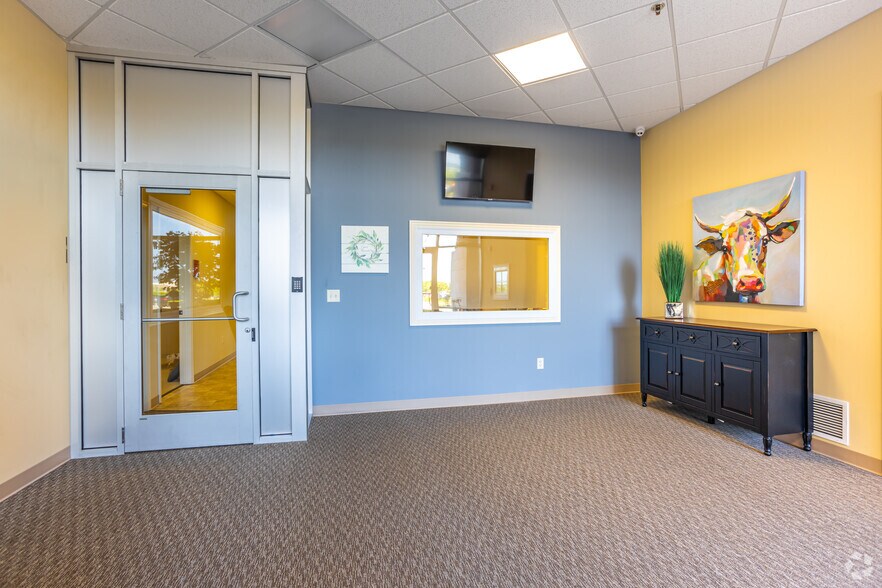 More Photos Of 6903 W 135th St, Overland Park General Retail For Lease