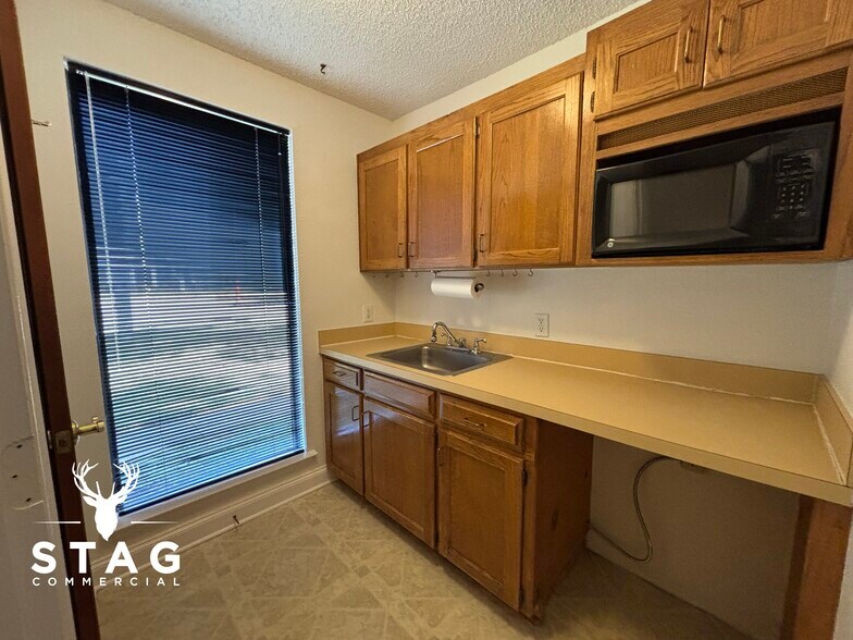 More Photos Of 376 W Main St, Lewisville Medical For Sale