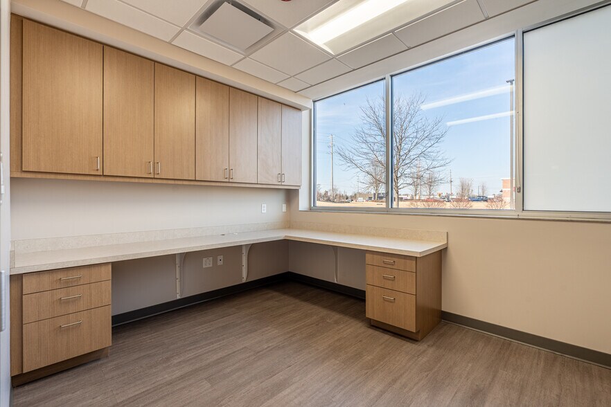 More Photos Of 140 Hansen Blvd, North Aurora Medical For Lease