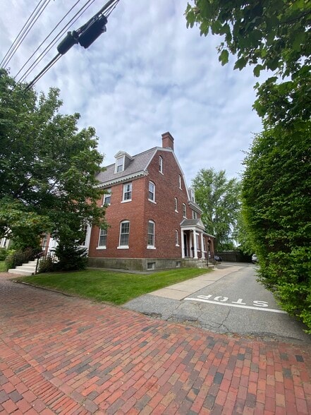 More Photos Of 202-204 Lafayette St, Salem Office Residential For Lease