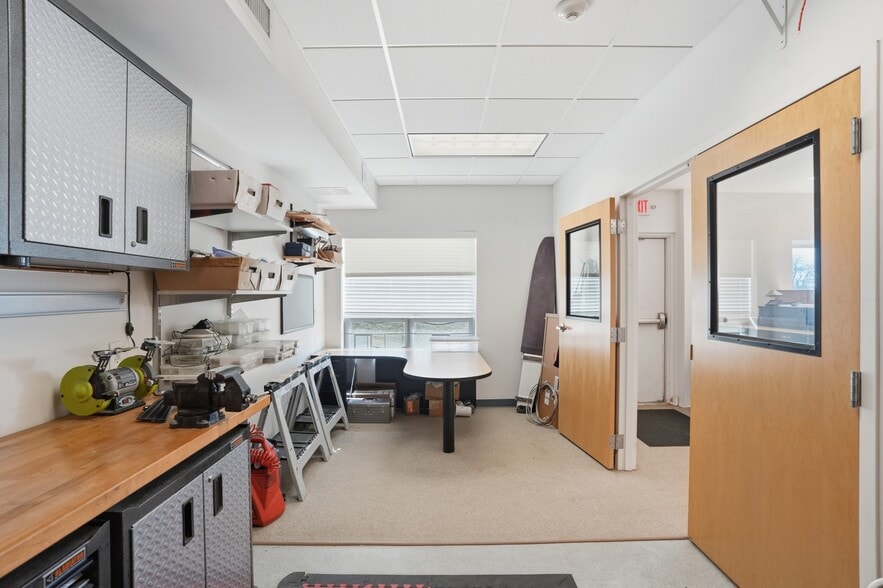 More Photos Of 19 John Clarke Rd, Middletown Office For Sale