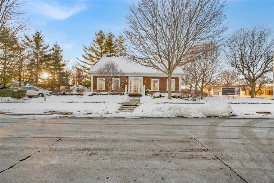 More Photos Of 907 W 14 Mile Rd, Clawson Office For Sale