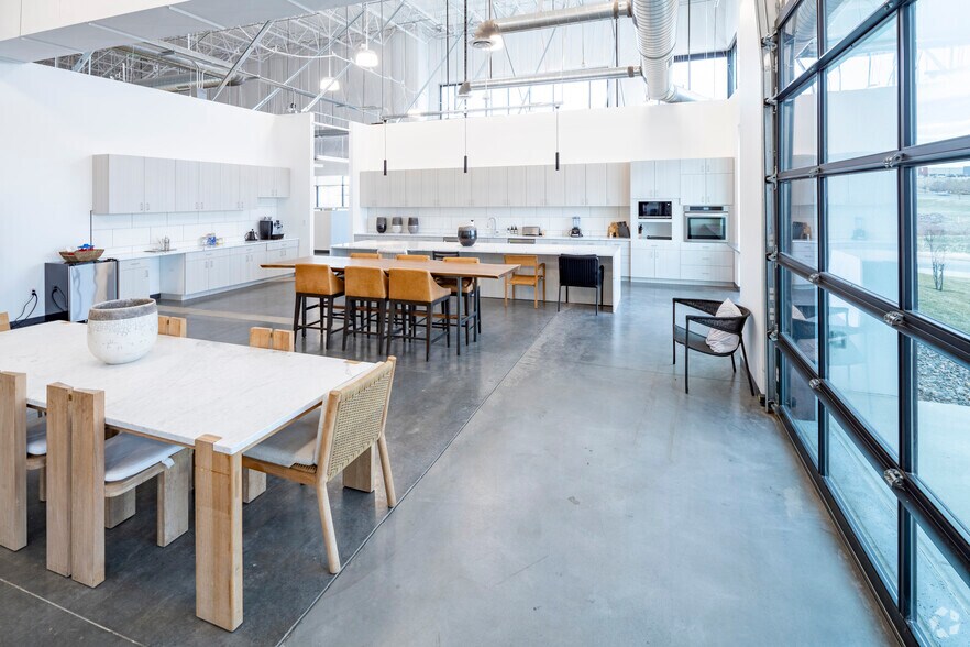 More Photos Of 14820 Compark Blvd, Parker Industrial For Sale