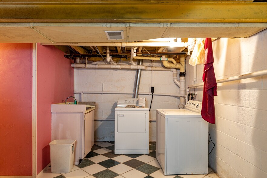 More Photos Of 501 S Douglas St, Appleton General Retail For Sale