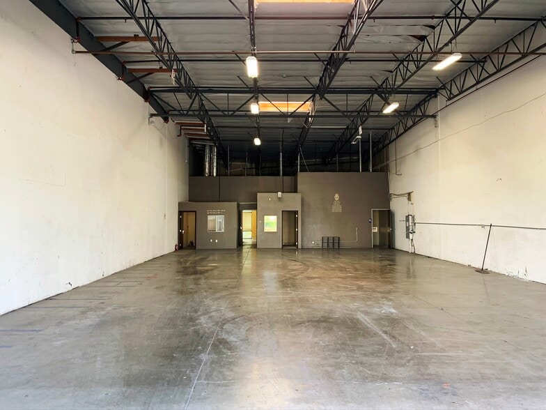 More Photos Of 8580 Avenida De La Fuente, San Diego Manufacturing For Lease