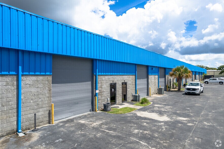 More Photos Of 300 Northstar Ct, Sanford Flex For Lease