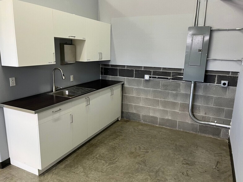More Photos Of 62982 18th St, Bend Warehouse For Lease