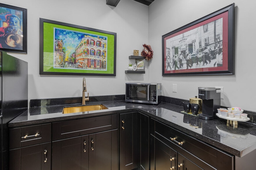 More Photos Of 156 Camellia St, Biloxi General Retail For Sale