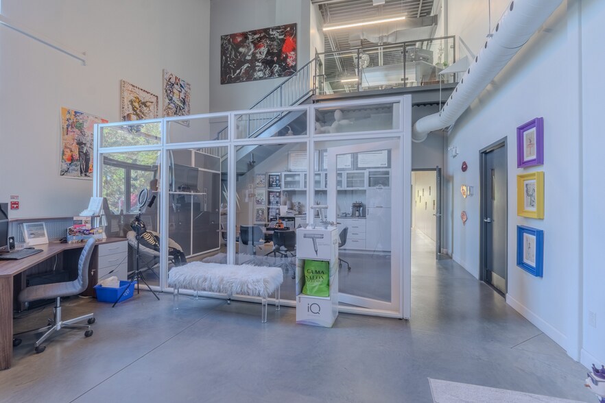 More Photos Of 525 Rue Sagard, St-Bruno-de-Montarville Warehouse For Sale