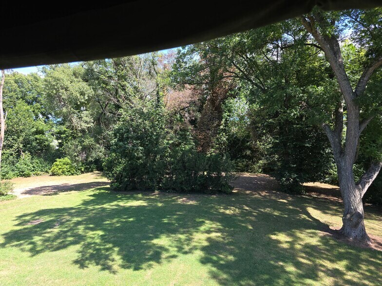 More Photos Of 328 Buckmarsh St, Berryville Flex For Sale