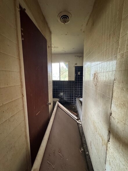 More Photos Of 2033 Winchester Rd, Anniston Flex For Sale