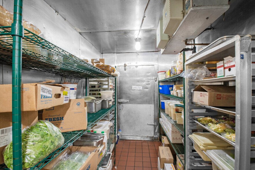 More Photos Of 14351 NE 78th St, Foley Restaurant For Sale