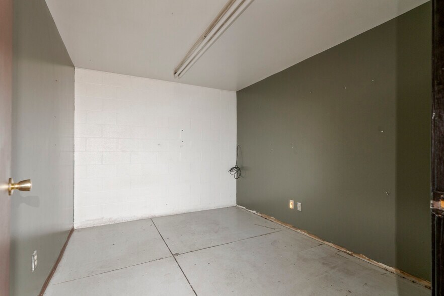 More Photos Of 12 S 111th Ave, Tulsa Service For Lease