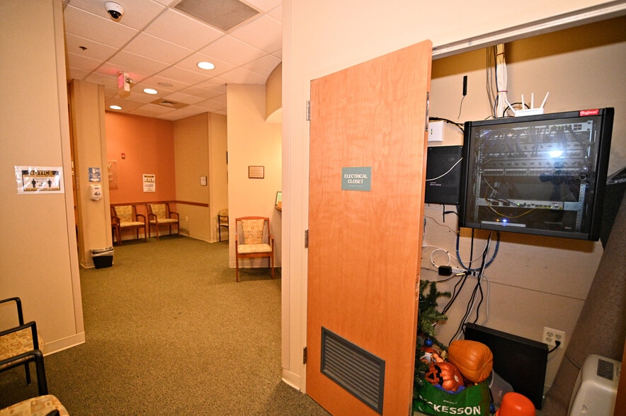 More Photos Of 2960 Technology Pl, Waldorf Research And Development For Lease