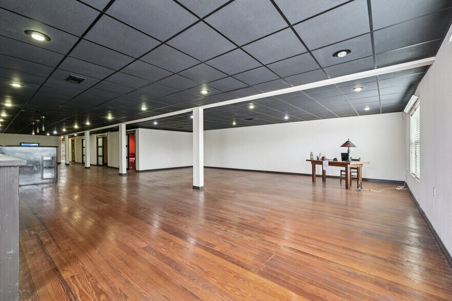 More Photos Of 113 N Main St, Moulton Bar For Sale