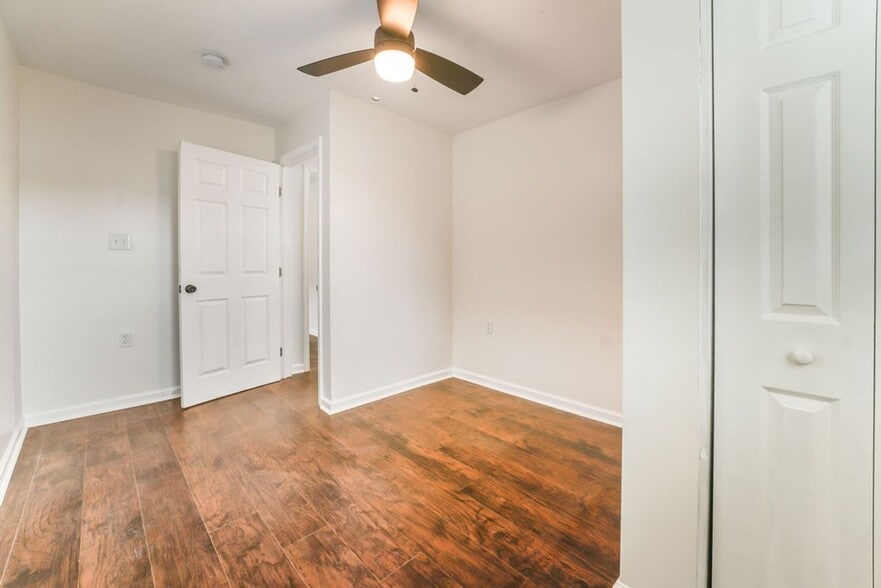 More Photos Of 2550 Broadway St, New Albany Apartments For Sale