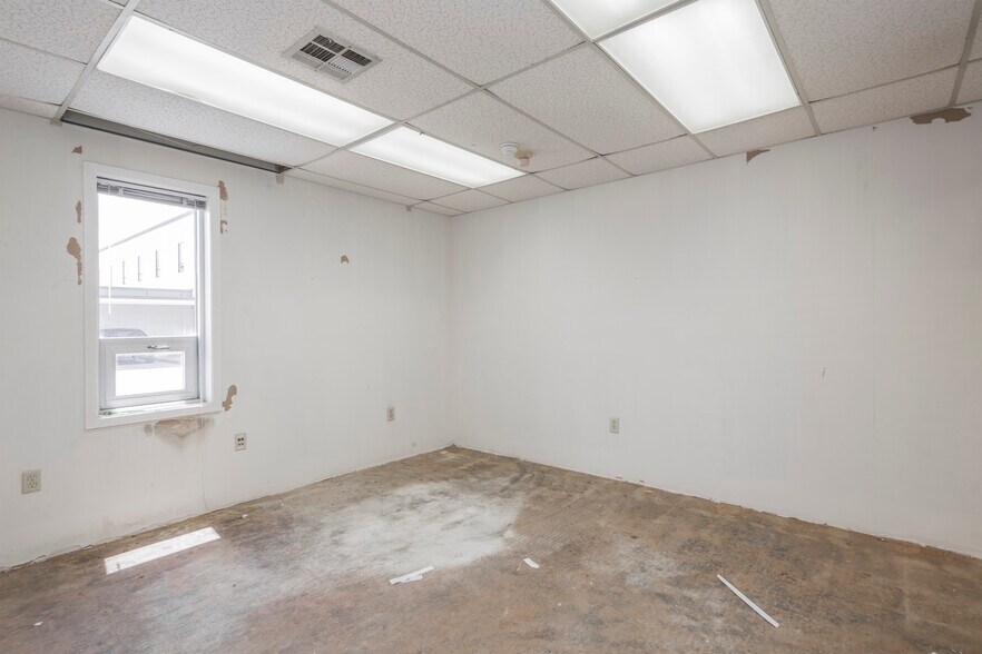 More Photos Of 1807 Tower Dr, Monroe Office For Sale