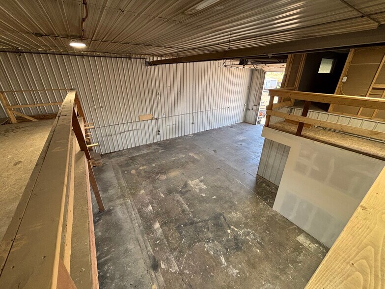 More Photos Of 114 Rock Rd, Belgrade Industrial For Lease