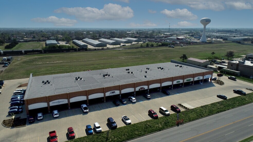 More Photos Of 1700-1704 S Broadway St, Moore General Retail For Lease