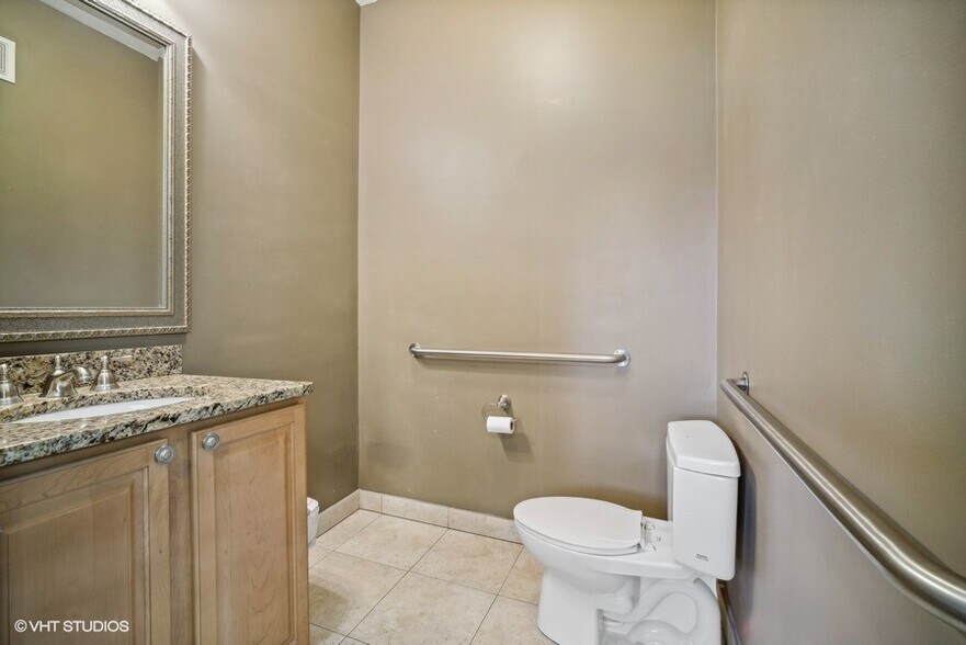 More Photos Of 2028-2104 Oakton St, Park Ridge Medical For Lease