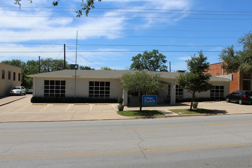 More Photos Of 2216 Forest Park Blvd, Fort Worth General Retail For Lease