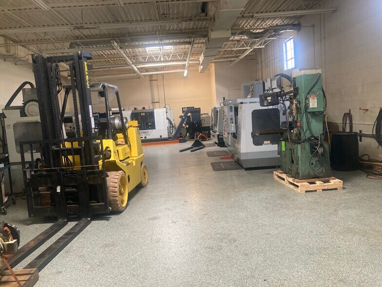 More Photos Of 620-630 Estes Ave, Schaumburg Warehouse For Sale