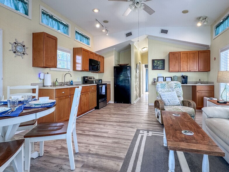 More Photos Of 309 Water St, Apalachicola Marina For Sale