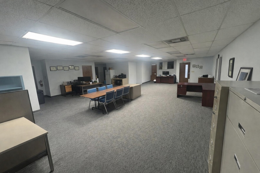 More Photos Of 210 Woodland Estates Ave, Ruskin Manufacturing For Sale