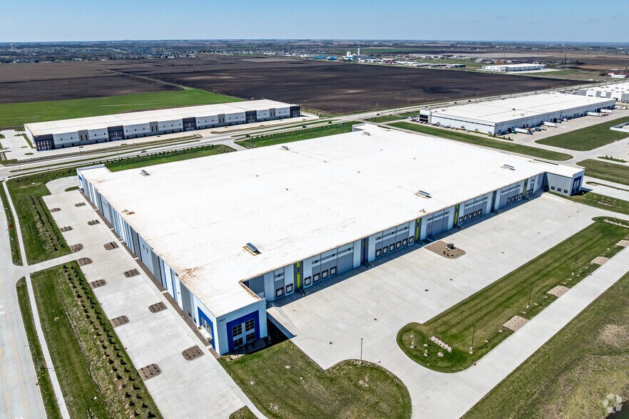 More Photos Of 12501 Plum Dr, Urbandale Distribution For Sale