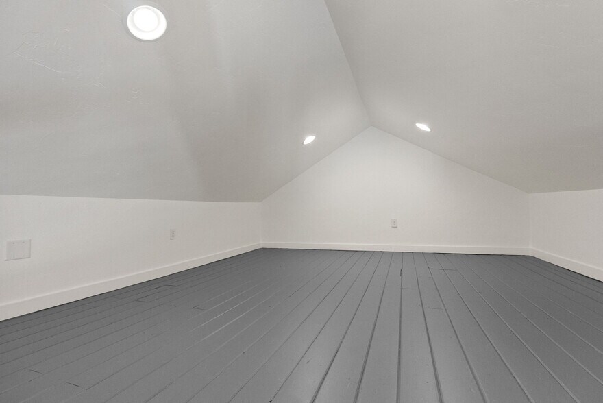 More Photos Of 15 NW Franklin Ave, Bend Office For Sale